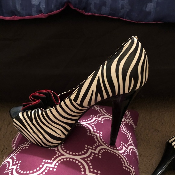 Sz 8 Black White Zebra Stripped Heels - Picture 4 of 6